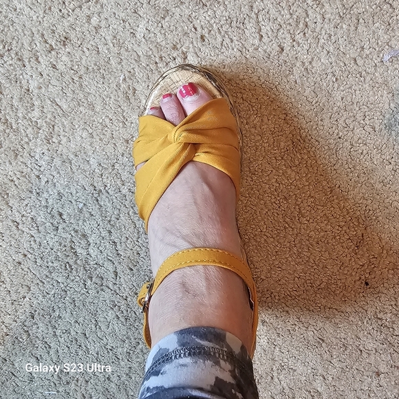 Buckled Wedge Platform Sandle size 6. - Picture 10 of 14